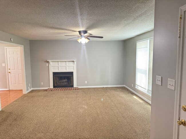 Building Photo - Exit 8! Rossview School. 4 Bed/2 Bath over 1700 Sq.ft!