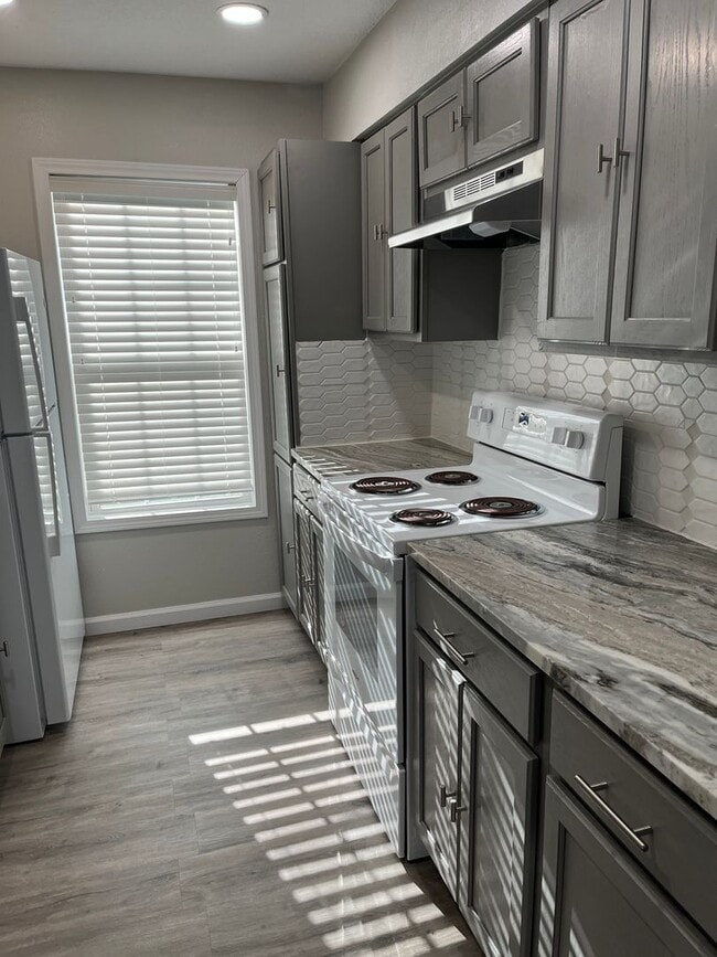 Building Photo - 2 bedrooms and 1.5 bathrooms