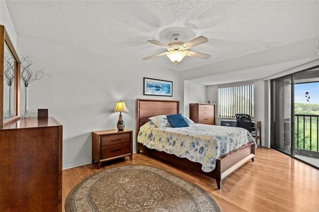 Building Photo - 1942 Golf View Dr