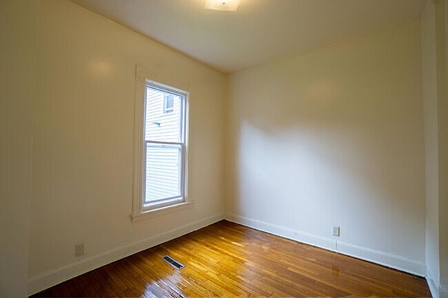 Building Photo - Available 7/1/26 Charming First Floor Apar...