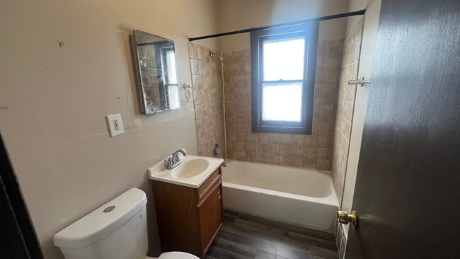 Building Photo - 2421-2423 W Finn Pl