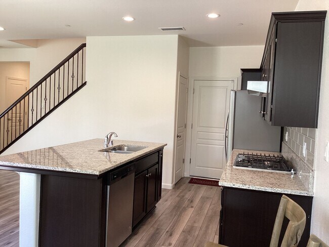 Building Photo - 2573 Daisy Dr