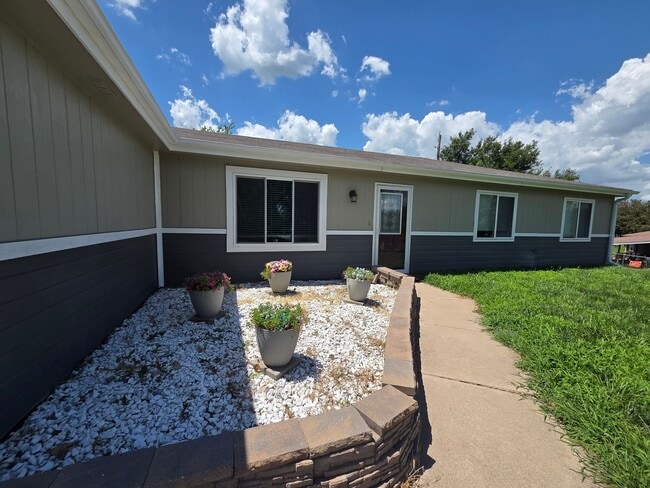Building Photo - Gorgeous Corner lot Home for Rent!
