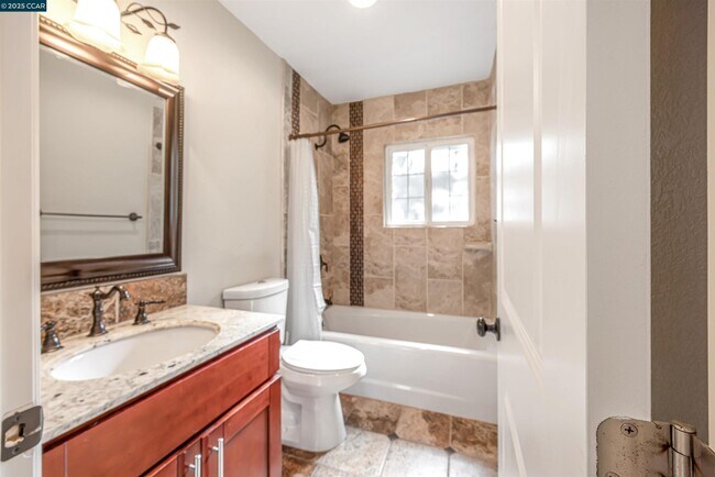 Building Photo - 1371 Juanita Dr