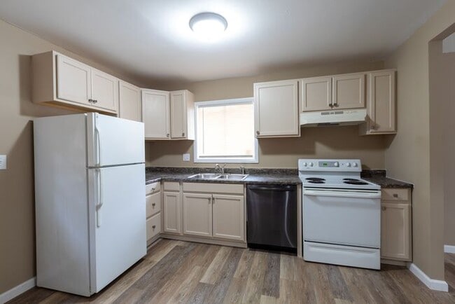 Building Photo - 3310 N Fuller Dr