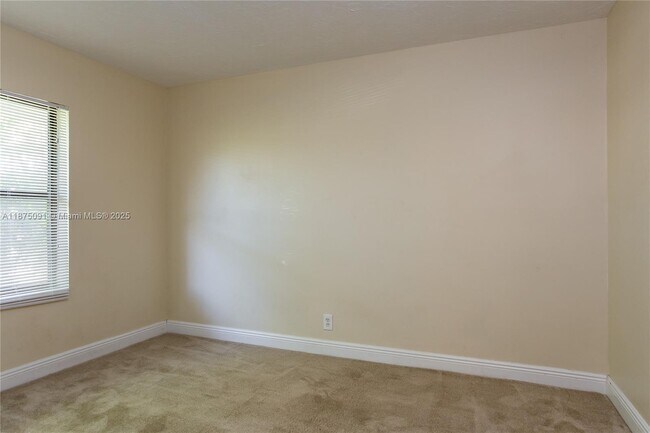 Building Photo - 5927 Ithaca Cir W