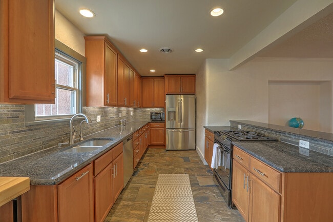 Building Photo - 618 Sycamore St NE