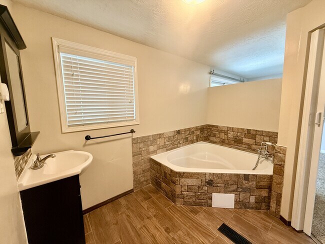 Building Photo - 1021 N 925 E St