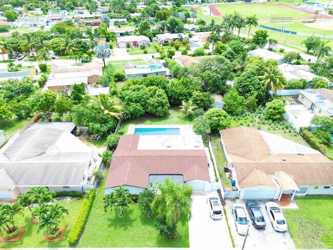 Building Photo - 218 S Sequoia Dr