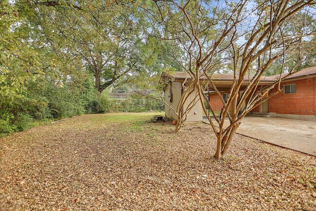 Building Photo - 4221/4223 Hawthorne Court