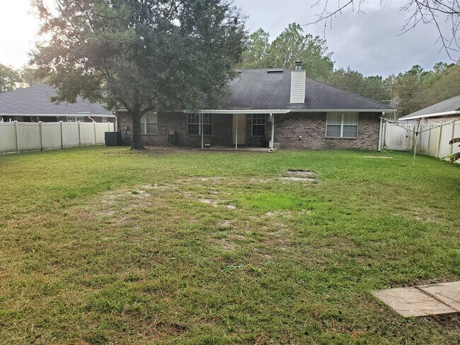 Building Photo - 4 Bedroom 2 Bath home located in heart of ...