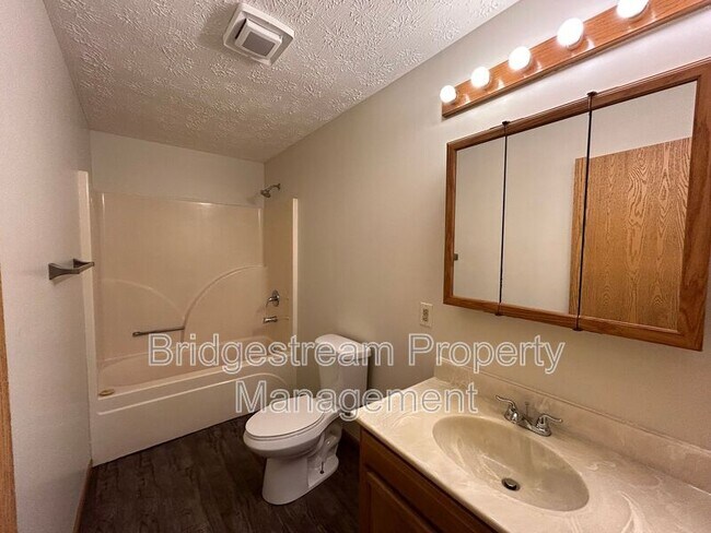 Building Photo - 214 Woodsview Dr