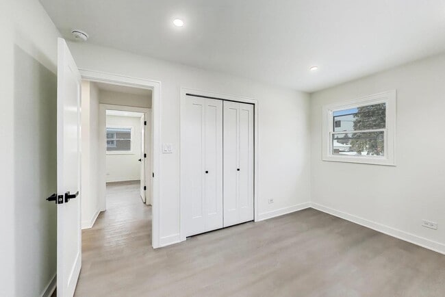 Building Photo - 5028 N Oneida Ave