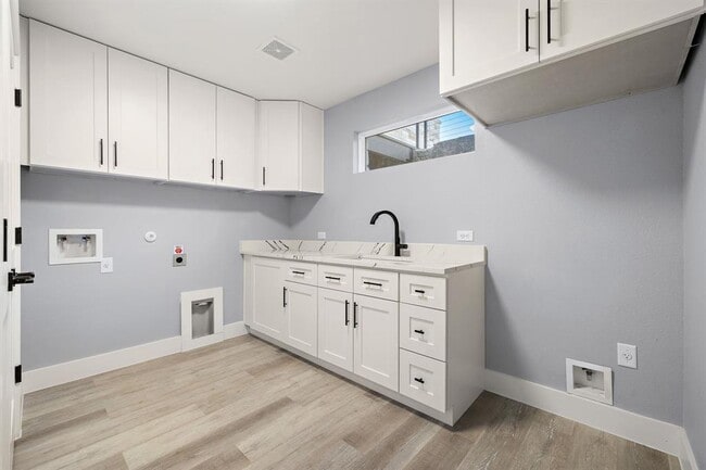 Building Photo - 3013 Clark Ave