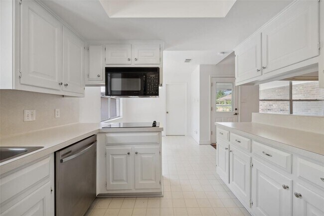 Building Photo - 7202 Squirrel Oak Cir