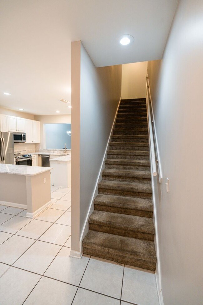 Building Photo - Beautiful 3 Bedroom 2 1/2 Bath Condo