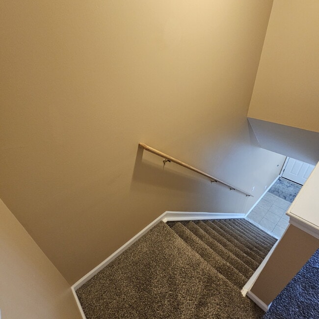 Building Photo - 2 Bedroom, 1.5 Bathroom Townhouse. Large L...