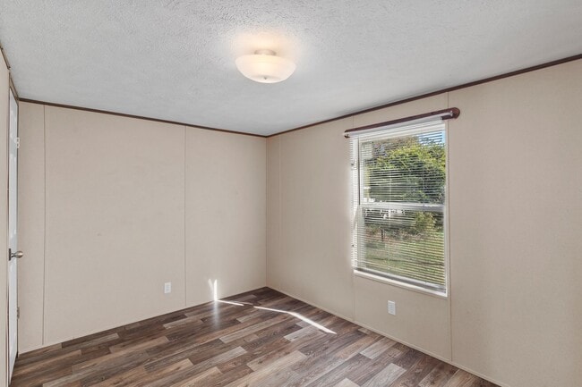 Building Photo - 2 Bedroom, 2 Bathroom Home