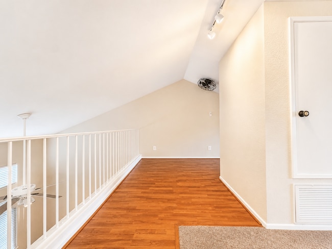 Building Photo - Beautiful 2 Bedroom Condo with fresh paint, flooring for Rent