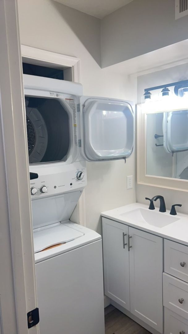 Building Photo - Fun and Stylish Living at Madison Manor! Top-Floor Condo with Vaulted Ceilings and Skylights