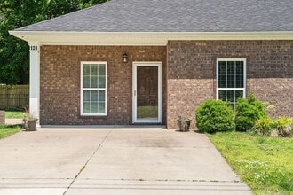 Building Photo - Cute Duplex in the Heart of Pembroke !!