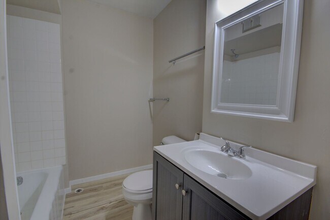 Building Photo - SL AAC907