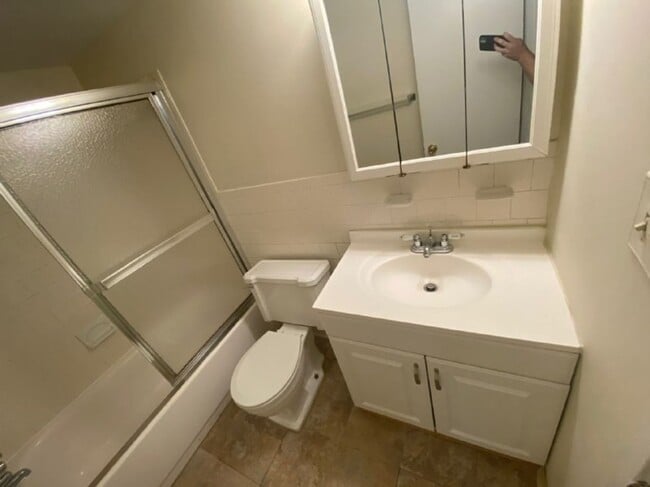 Building Photo - 2 Bedroom 1.5 Bathroom Apartment Unit Loca...