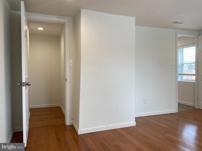 Building Photo - 920 Young St