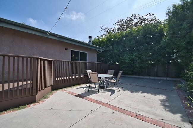 Building Photo - Spacious 4 Bedroom Home with A/C