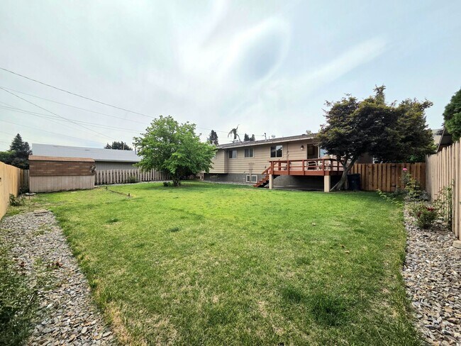 Building Photo - ** Oversized 4-Bedroom House w/ 2-Car Garage, & Fenced Backyard in a great Wenatchee Neighborhood!