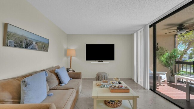 Building Photo - 450 Egret Cir