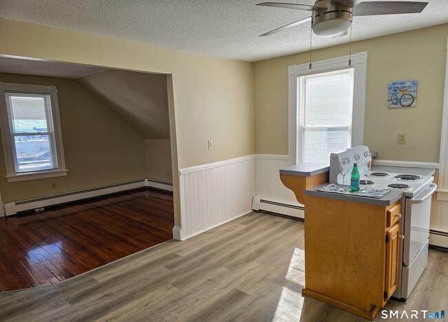 Building Photo - 180 Curtis St