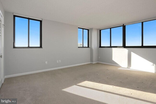 Building Photo - 1101 S Arlington Ridge Rd