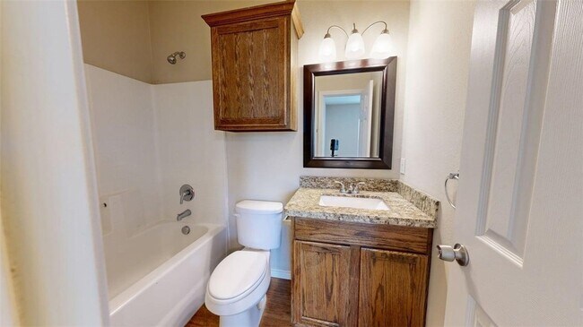 Building Photo - 609 Peyton St