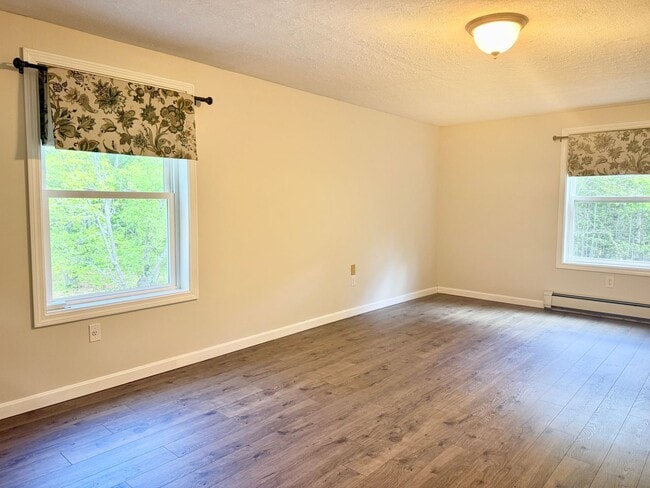 Building Photo - Sunny & Spacious 4 bedroom home