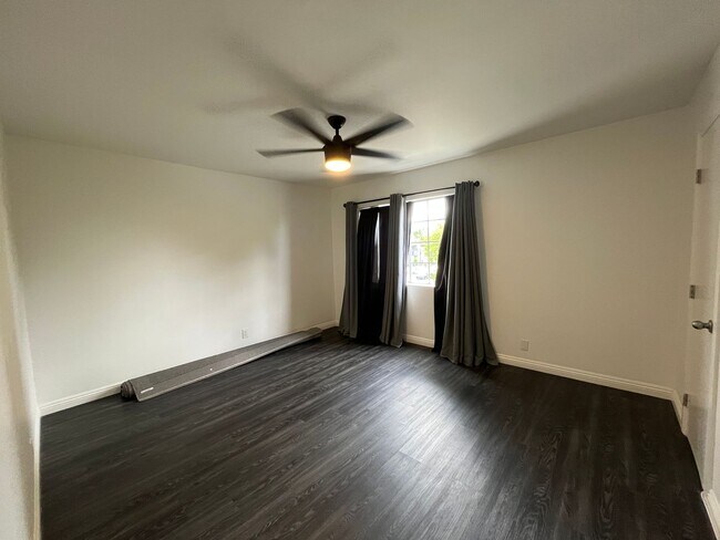 Building Photo - MOVE-IN READY 1+1 w/gated entry, 2 parking spaces + pool!