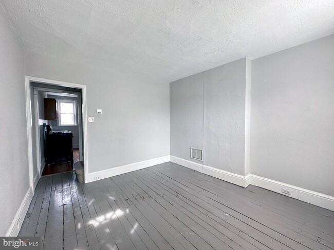 Primary Photo - 102 Davis St