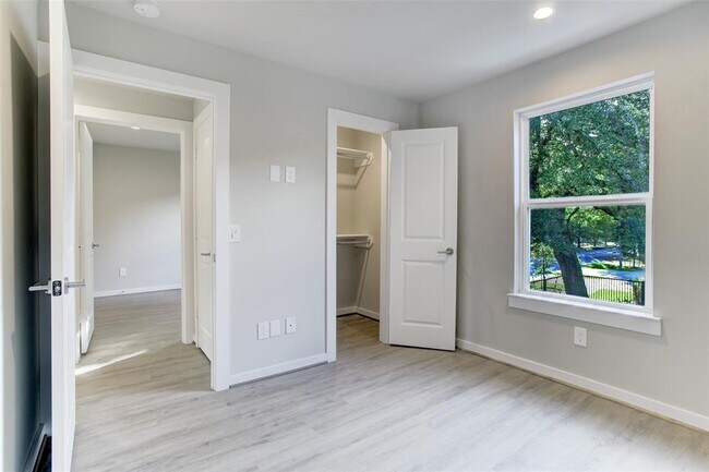 Building Photo - 645 E 11th 1/2 St