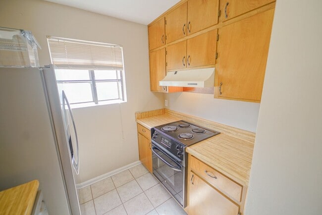 Building Photo - 2 bed 2 bath Sublease