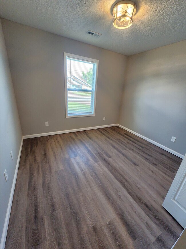 Building Photo - 7110 SW Greenview Dr