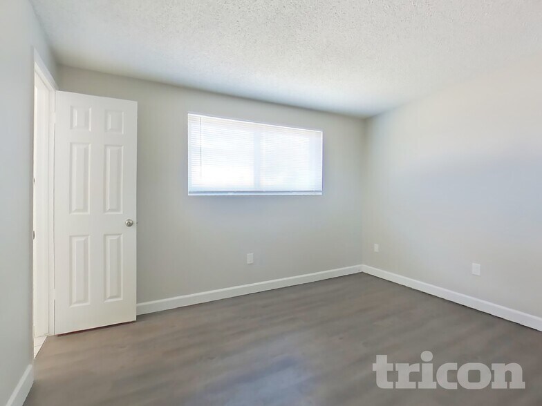 Building Photo - 2932 W Caribbean Ln