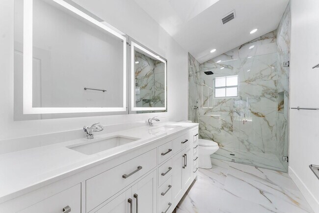 Building Photo - 897 Dickens Pl