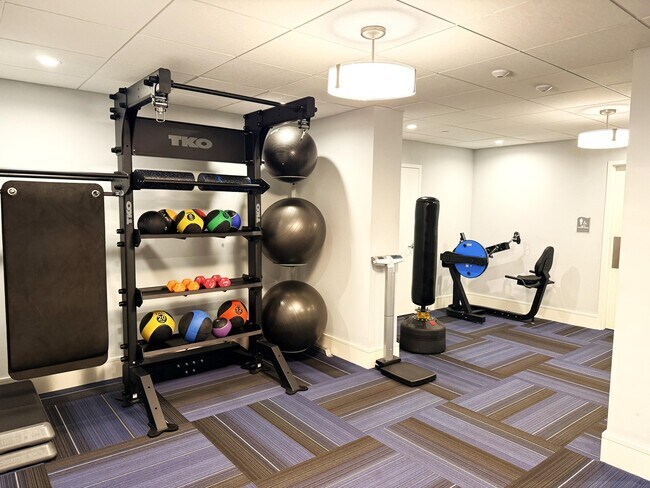 Building Photo - 7076 Huntington Ln