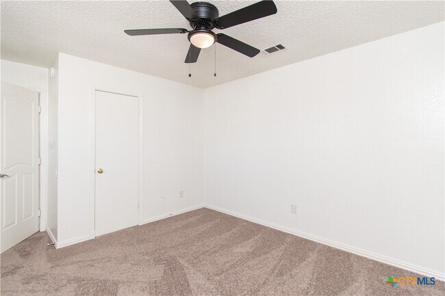 Building Photo - 2104 Corona Dr