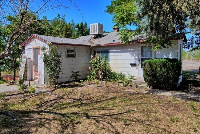 Building Photo - 2 Bed 1 Bath House