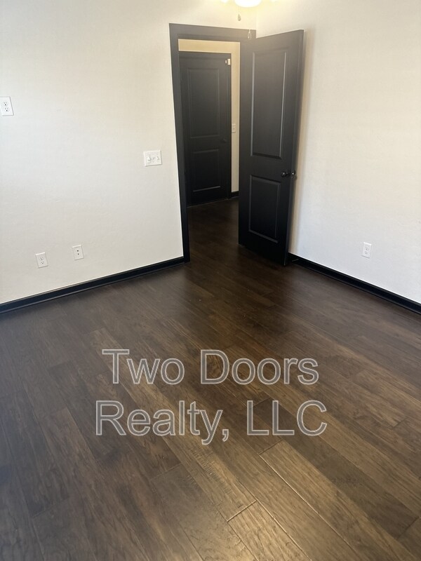 Building Photo - 2229 Roca Dr
