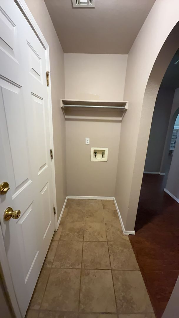 Building Photo - Welcome to this charming 3-bedroom, 2-bath...