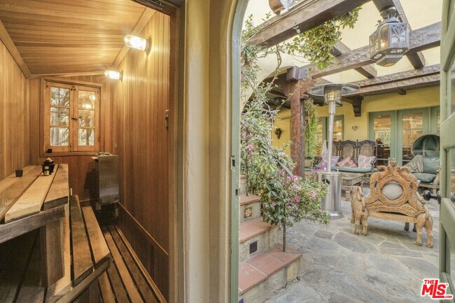 Building Photo - 707 N Bedford Dr