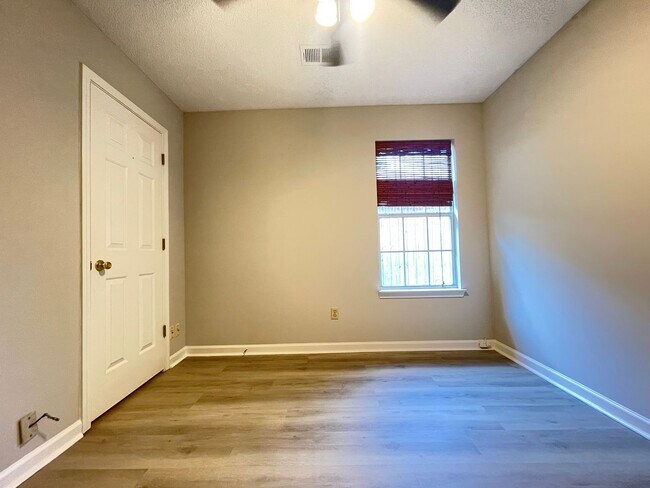 Building Photo - 5884 Alexandria Ln