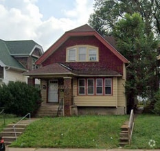 Building Photo - Spacious 2-Bedroom Lower Duplex